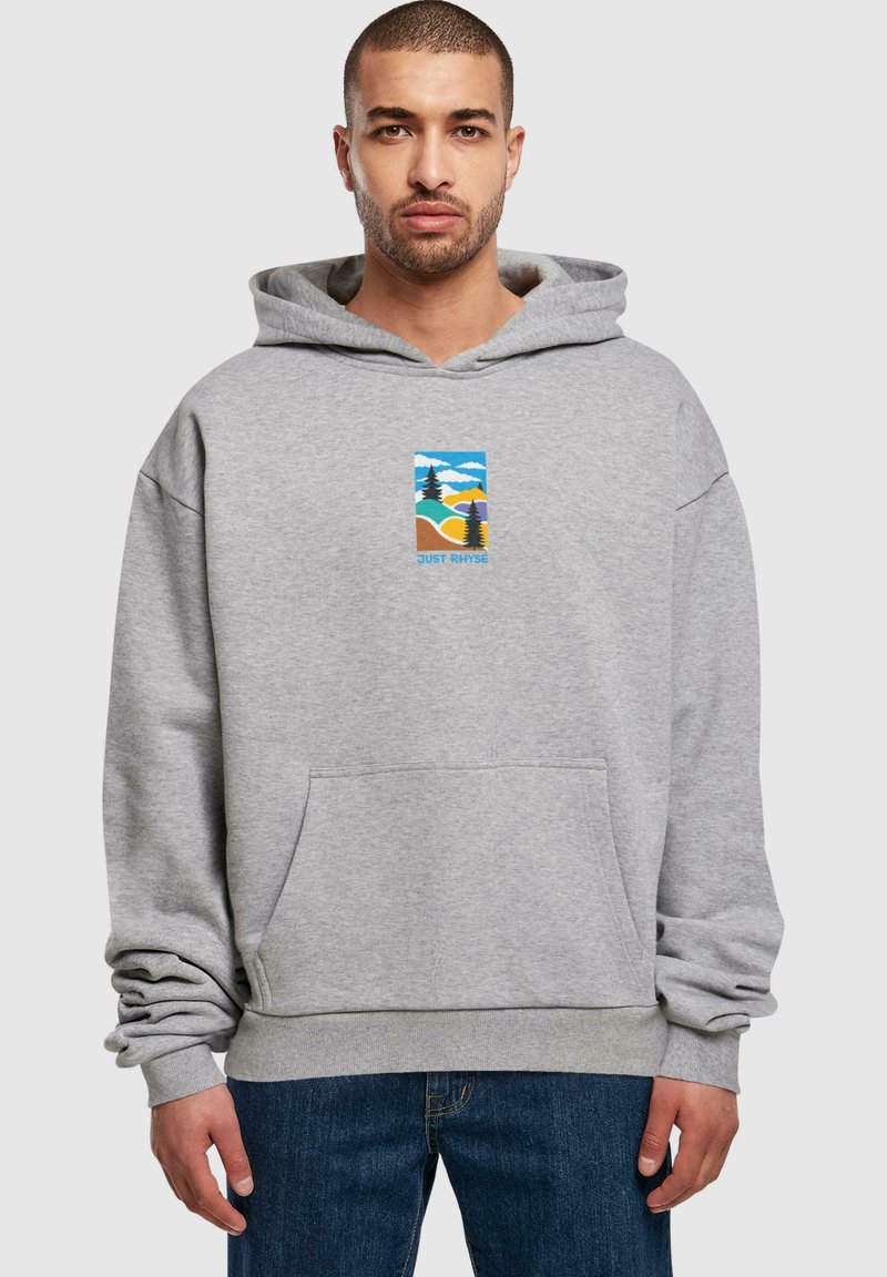 Grauer Kapuzenpullover aus Baumwollmischung, mit einer Vordertasche und einem grafischen Druck einer Landschaft mit Bäumen, Hügeln und Wolken.