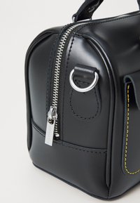 Dr. Martens TOP HANDLE BAG UNISEX - Kézitáska - black