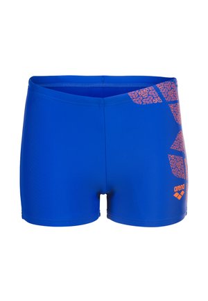 Bañador azul con una textura lisa, con un vibrante patrón geométrico naranja en un lado y un logo en la parte baja frontal.