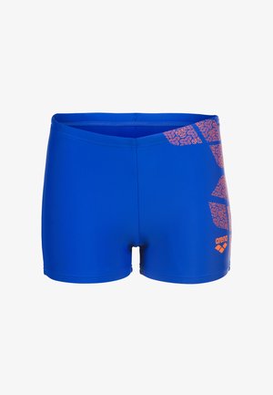 Pantaloncini da bagno blu con una texture liscia, caratterizzati da un vivace motivo geometrico arancione su un lato e un logo sul davanti in basso.