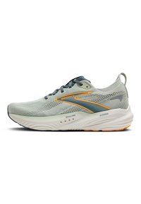 Baskets de course gris clair avec tige en mesh, accents orange et bleu, semelle rembourrée et bout rond ; présente un logo distinctif de la marque Brooks.