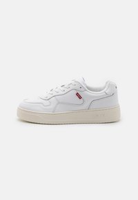 Białe skórzane sneakersy z teksturowaną powierzchnią, okrągłym noskiem i beżową gumową podeszwą. Ozdobione czerwonym logo Levi's z boku oraz wyściełanym kołnierzem.