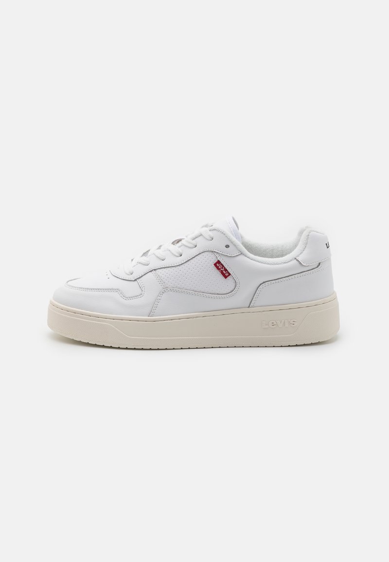 Białe skórzane sneakersy z teksturowaną powierzchnią, okrągłym noskiem i beżową gumową podeszwą. Ozdobione czerwonym logo Levi's z boku oraz wyściełanym kołnierzem.