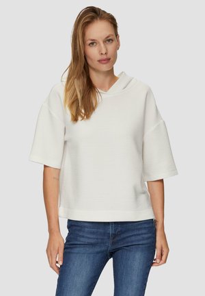 Witte, geribbelde hoodie met korte mouwen, een voorkantnek en een relaxte pasvorm. G gedragen met blauwe jeans, wat een casual uitstraling benadrukt.