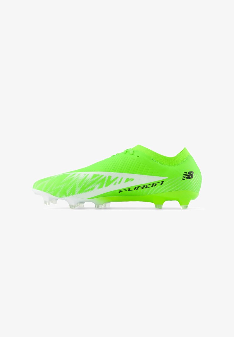 Lysende neon grønn fotballsko med strikket materiale, med hvit aksent og teksturert mønster, designet for grep og ytelse.