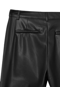 Pantaloni in finta pelle nera che mostrano la parte superiore della schiena, con passanti per cintura, due tasche a filetto e una texture liscia, leggermente lucida.