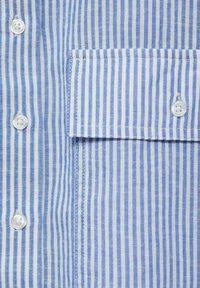 Tissu rayé bleu clair et blanc avec des boutons, une poche poitrine et une texture douce. Les rayures sont uniformément espacées et régulières.