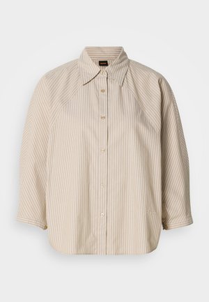 Beige skjorte med striber, krave, knapper foran og korte raglanærmer. Har guldknapper og et diskret logo på kanten.