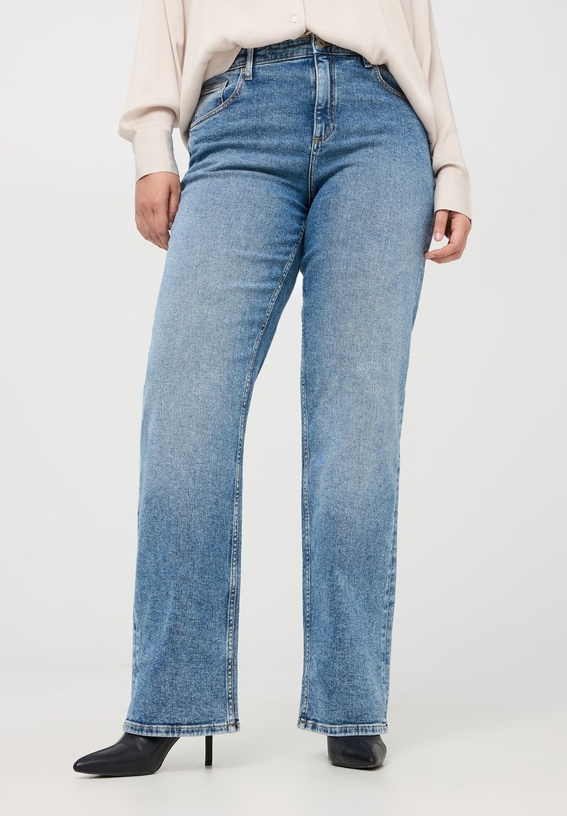 Jeans dritti di colore blu chiaro con vita alta, caratterizzati da una tradizionale texture denim, cinque tasche e sottili dettagli di cucitura.