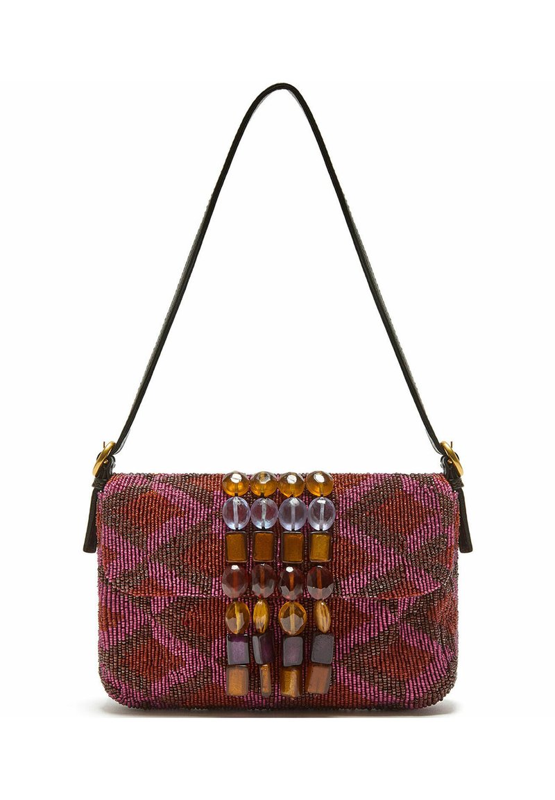 Borsa a tracolla con forma rettangolare in rosa e bordeaux. Presenta un dettaglio decorativo di perline e una tracolla in pelle.