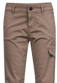 Khaki cargobroek met een gladde textuur, voorzien van een knoopsluiting, voorzakken en een zijflapzak. Lichtgewicht stof, casual ontwerp.