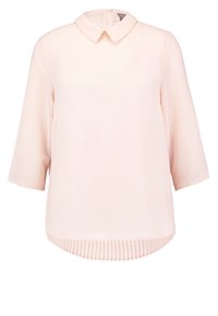 Blouse rose clair avec un col classique, des manches trois-quarts et des plis au niveau de l'ourlet. Confectionnée en tissu lisse et léger.