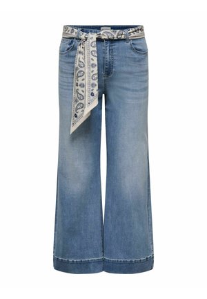 Jean large bleu clair avec poches avant, revers roulés et ceinture en tissu blanc à motif cachemire nouée à la taille.