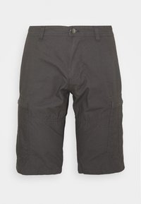 Pantalones cortos cargo en gris oscuro, hechos de una tela texturizada, con bolsillos laterales y cierre de botón en la parte frontal. Diseño hasta la rodilla con detalles de costura.