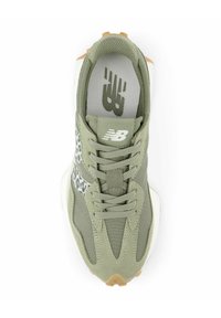 Grüner Mesh- und Wildleder-Sneaker mit Leopardenmuster-Akzent, Gummisohle und weißer Zwischensohle. Mit gepolsterter Zunge und Schnürsenkeln. New Balance-Logo sichtbar.