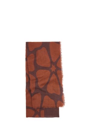 Złożony brązowy szalik z dużym abstrakcyjnym kwiatowym wzorem w ciemnym brązie i postrzępionymi krawędziami na białym tle.