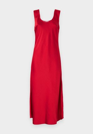 Robe maxi rouge sans manches avec un décolleté carré et des fentes sur les côtés. Fabriquée en tissu lisse, mettant en avant un design simple et épuré.