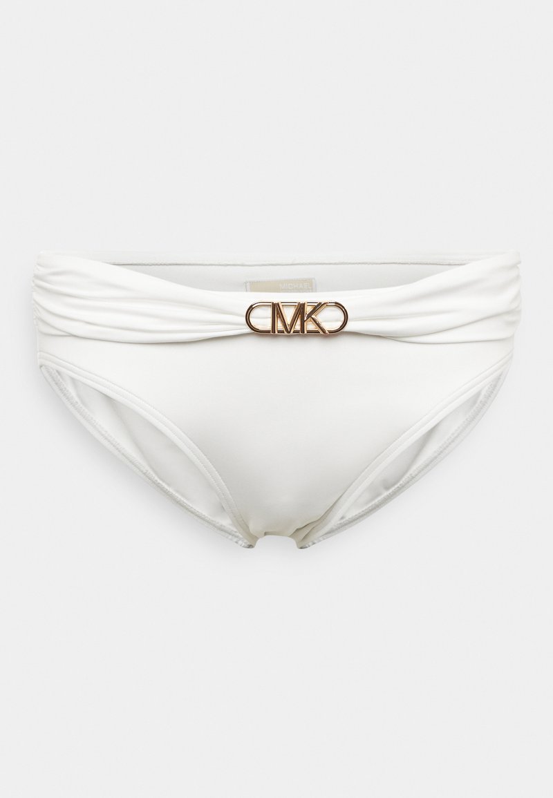 Balts bikini apakšda ar sakoptu jostu, kurai priekšpusē ir zelta tonī MK logotipa detaļa, izgatavota no gludas auduma.