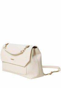 Borsa a tracolla in pelle bianca con texture, flap curvo, dettagli in catena dorata e tracolla removibile. Presenta un logo impresso sulla parte anteriore.