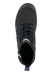 Zapato alto negro de lona con puntera de goma, que presenta cordones negros, una lengüeta de agarre azul contrastante y una marca blanca en la lengüeta.
