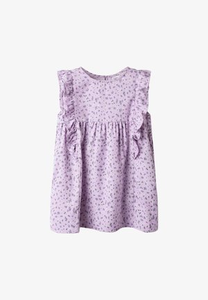 Violetti kukkapaidon rypytetyt hihat, koottu vyötärö ja pieniä kukkakuoseja purppuran ja vihreän sävyissä vaalean laventelin taustalla.