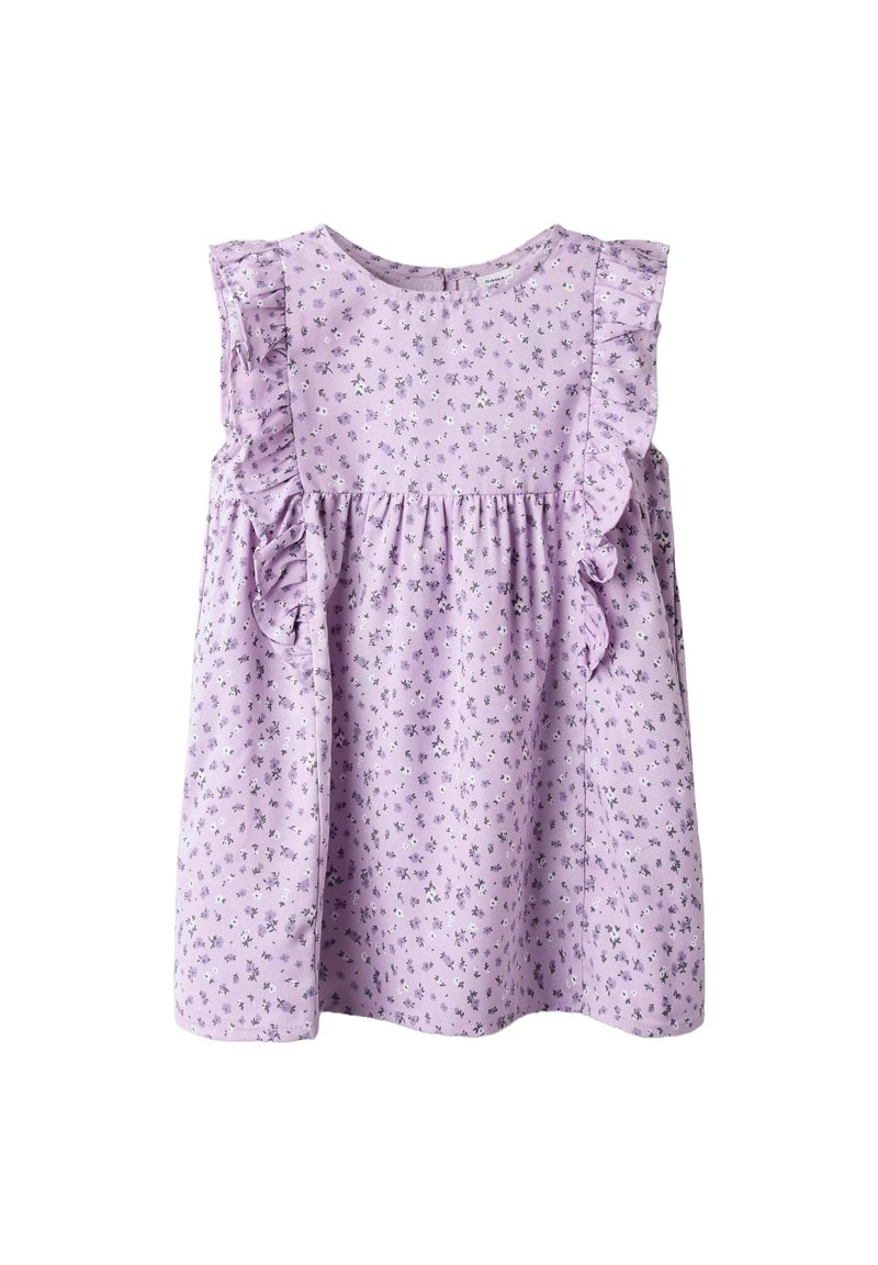 Lila Bluse mit Rüschensäumen, gerafftem Taillenzug und kleinen Blumenmustern in verschiedenen Lilatönen und Grüntönen auf einem hellen Lavendel-Hintergrund.