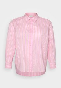 Ροζ πουκαμίσα με λευκές και ανοιχτό ροζ κάθετες ρίγες, μακ�ριά μανίκια και παραδοσιακό γιακά. Κατασκευασμένη από ελαφρύ ύφασμα.