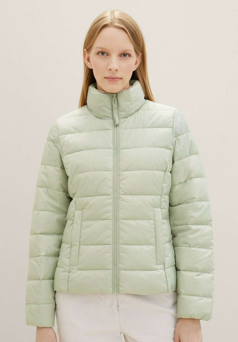 Hellgrüne Puffjacke mit hohem Kragen, ausgestattet mit horizontalen Stepppanelen, einem Frontreißverschluss und Seitentaschen. Weicher, glänzender Stoff.