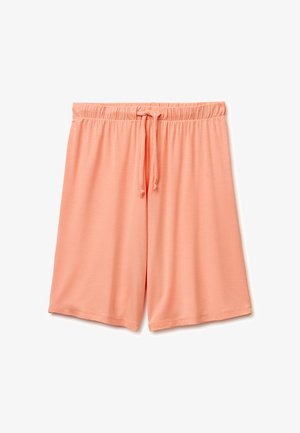 Zachte perzikkleurige knielange shorts met een elastische tailleband en een trekkoordje vooraan in het midden op een witte achtergrond.