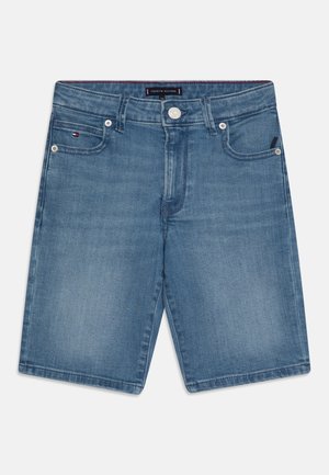 Blaue Jeansshorts mit Knopf- und Reißverschluss, Vorderentaschen und dezentem Farbverlauf, mit Tommy Hilfiger Logo auf der Münztasche.
