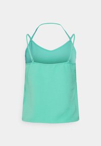 Uma camisola leve, verde menta, com alças finas ajustáveis, textura suave e um design de decote em V. Sem padrões ou acentos visíveis.