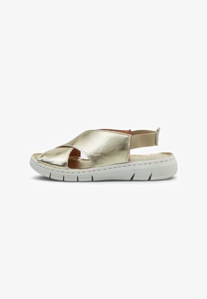 Sandalo dorato casual con cinturini incrociati, cinturino posteriore elastico e suola spessa in gomma bianca progettata per comfort e facilità d’uso.