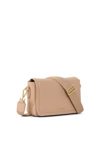 Borsa a spalla in pelle beige con hardware dorato, design piatto, tracolla in tela regolabile con logo e chiusura a scatto magnetico.