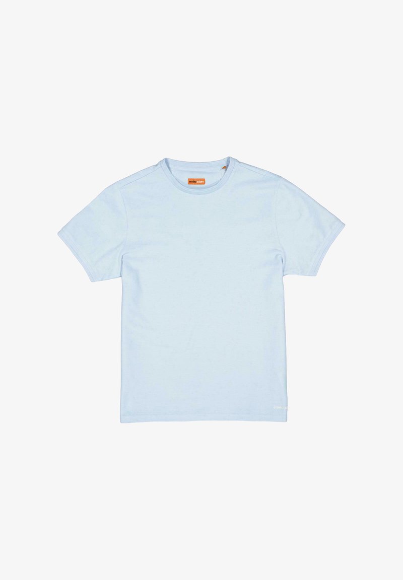 Hellblaues Baumwoll-T-Shirt mit kurzen Ärmeln, rundem Ausschnitt und minimalistischer Gestaltung. Etikett am Hals sichtbar. Glatte Textur.