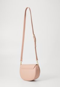 Borsa a tracolla in morbido materiale rosa testa di moro, forma semicircolare, tracolla regolabile, dettagli in metallo dorato e chiusura a ribaltina.