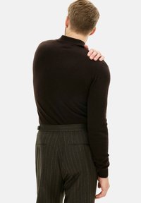 Oscar Jacobson PEPE - Poloshirt - brown flannel