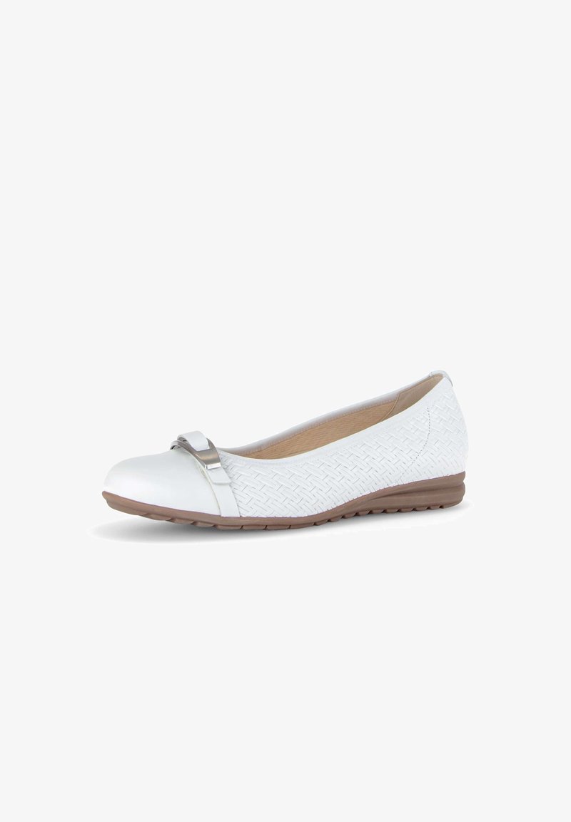 Chaussure plate blanche pour femme avec texture tissée, bout rond, détail de boucle argentée et semelle en caoutchouc marron.