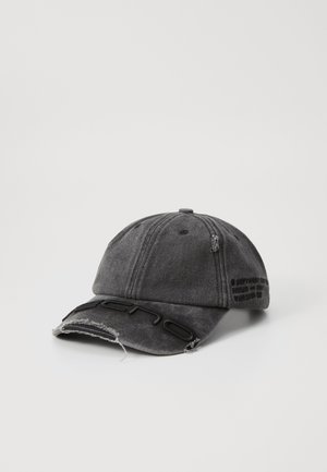 Gorra de mezclilla gris con logo bordado, visera curva y acentos desgastados. Presenta una tela texturizada y un diseño panelado.