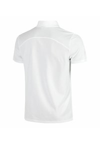 Witte polo met een mesh achterpaneel, korte mouwen en een klassieke kraag. De stof lijkt glad en lichtgewicht; er zijn geen zichtbare patronen.