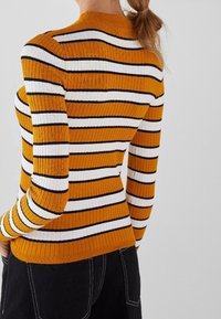 Bershka Strickpullover - mustard yellow