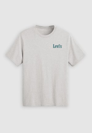 Svijetlosiva pamučna majica kratkih rukava i okruglog ovratnika. Na lijevoj strani se nalazi plavi tiskani logotip "Levi's".