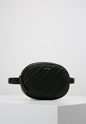 Sac ceinture ovale noir en cuir matelassé avec fermeture éclair et bandoulière réglable, présenté sur un socle blanc.
