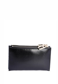 Cartera de cuero negro con una textura suave, que cuenta con un cierre y herrajes plateados, forma rectangular compacta y un diseño minimalista.