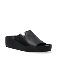Zwarte leren platform mules met open teen, met een V-vormige metallic accent langs de bovenkant. Glad textuur en chunky zoolontwerp.
