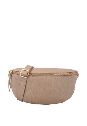 Beige leren schoudertas met een gebogen vorm, gouden rits en een verstelbare riem. Gepatineerd oppervlak met minimalistische ontwerpelementen.