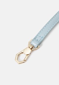 Cinturino in pelle azzurro chiaro con accessori in metallo dorato, caratterizzato da una clip esagonale. Bordo cucito, texture liscia e punto di attacco sicuro.