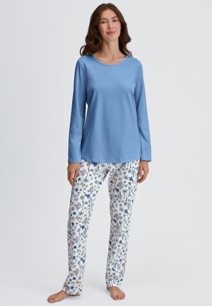 Langärmliges blaues Oberteil kombiniert mit weißen Schlafanzughosen, die mit einem floralen Muster in Blau, Lila und Gelb bedruckt sind. Weicher Stoff, lockere Passform.