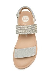 Sandal in argento con una soletta in pelle liscia, due fasce: una decorata con strass e l'altra in una texture argento opaco.
