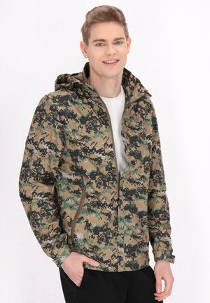 Camouflagejack in bruin, groen en zwart patroon; voorzien van een ritsluiting, capuchon en zijzakken; gemaakt van lichtgewicht stof.