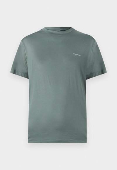 T-shirt de algodão verde-claro com gola redonda, mangas curtas e um discreto logótipo branco no peito. Textura suave e design minimalista.